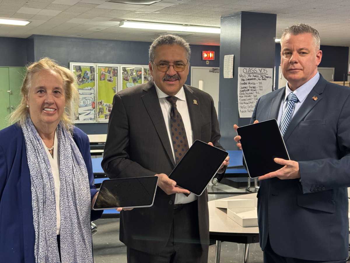 Hitn Dona 50 iPads to Manhattan School to boost digital learning