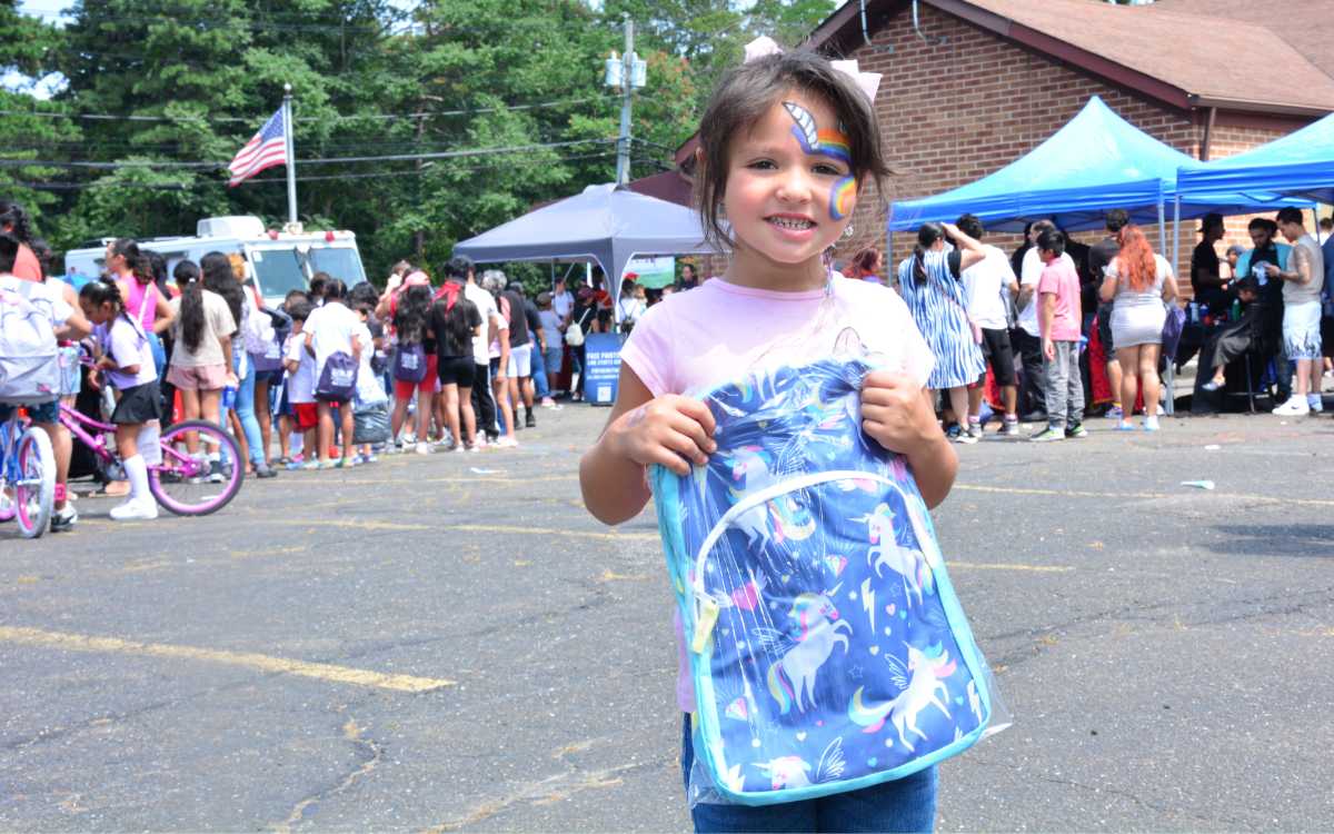 Senator Martínez and Liga de Justicados gave back backpacks and school supplies for the return to classes