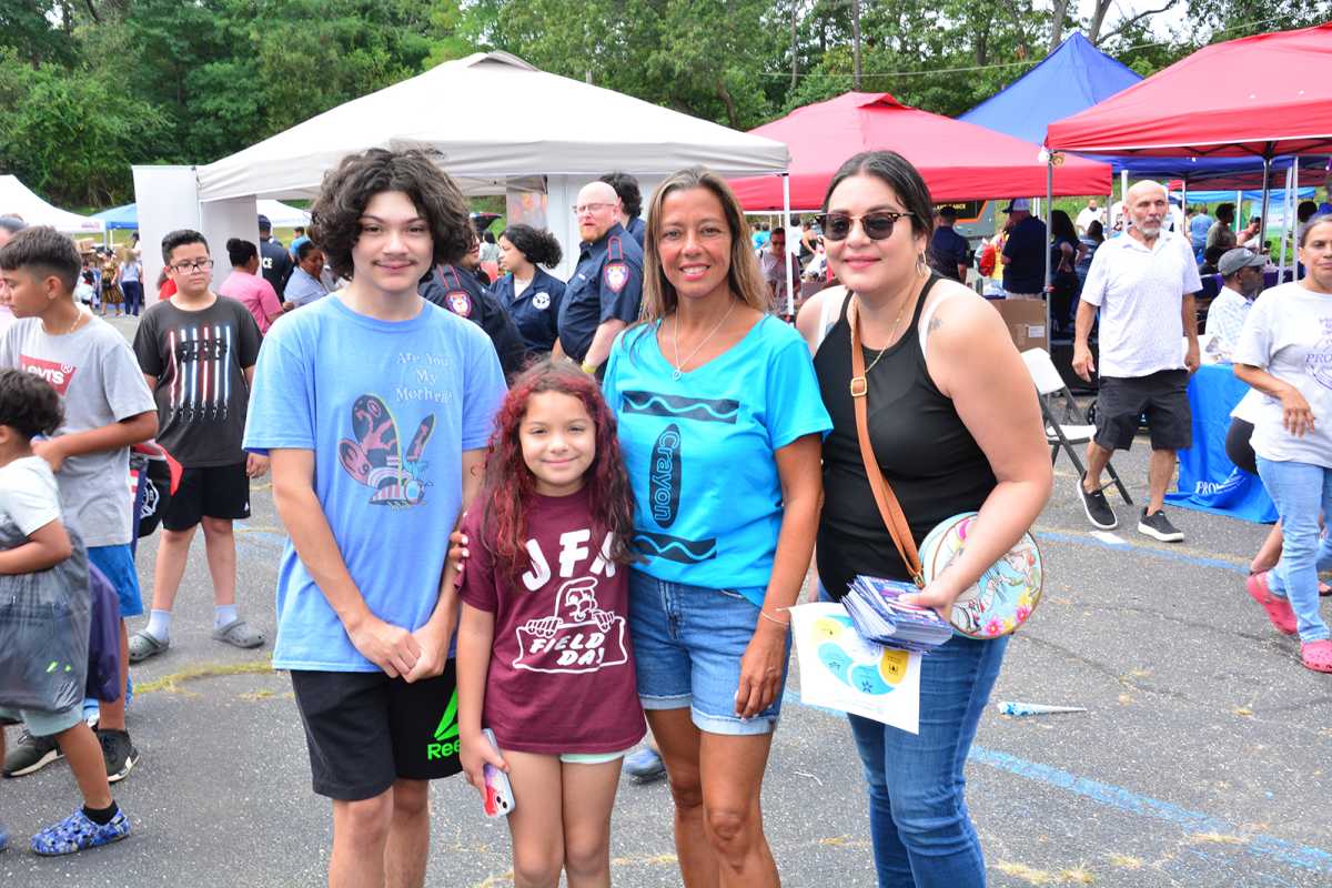 Senator Martínez and Liga de Justicados gave back backpacks and school supplies for the return to classes