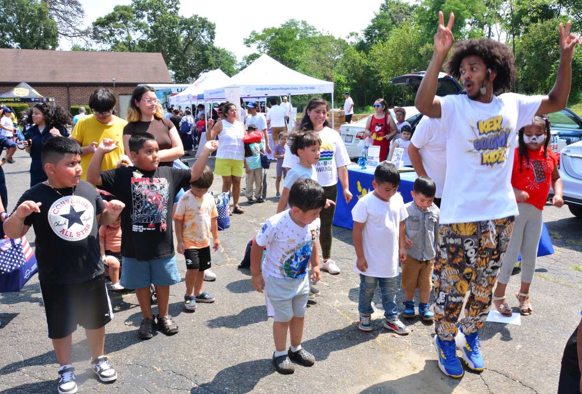 Senator Martínez and Liga de Justicados gave back backpacks and school supplies for the return to classes