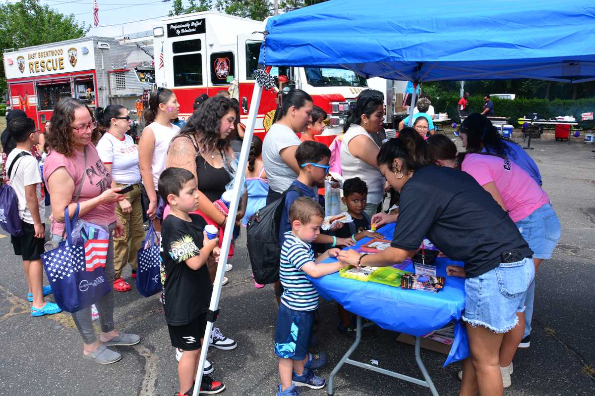 Senator Martínez and Liga de Justicados gave back backpacks and school supplies for the return to classes