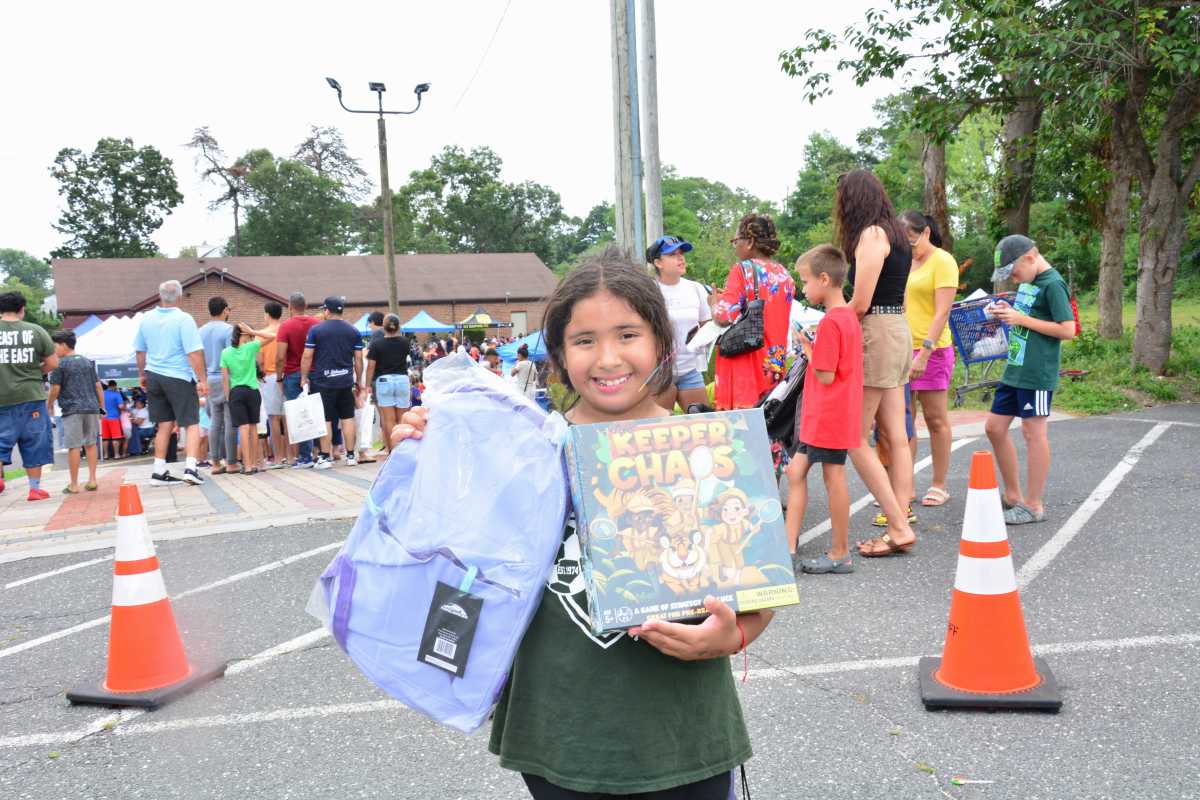 Senator Martínez and Liga de Justicados gave back backpacks and school supplies for the return to classes