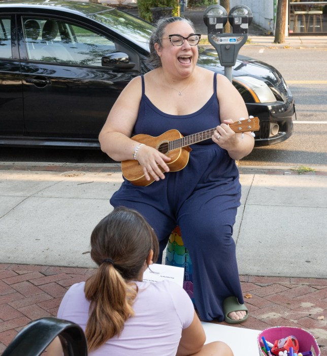 They say no to ICE! ... the inhabitants of Port Washington illuminate a sea of darkness