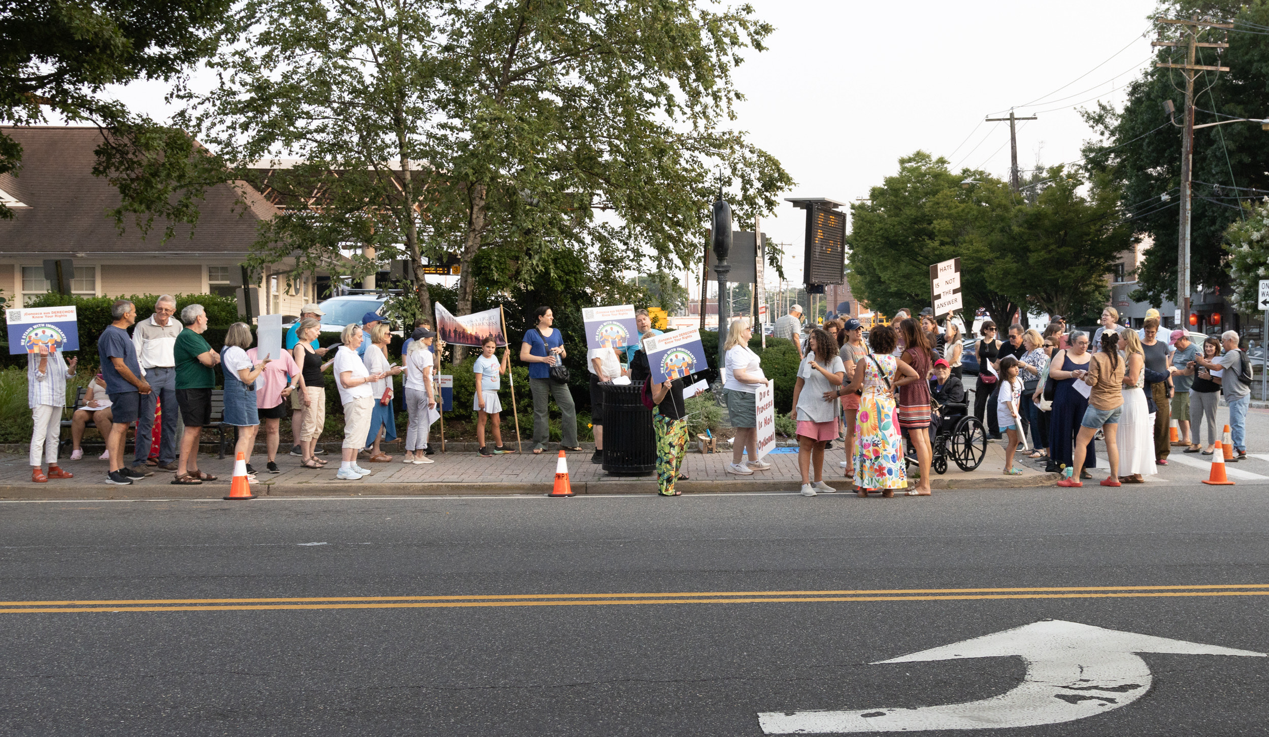 They say no to ICE! ... the inhabitants of Port Washington illuminate a sea of darkness