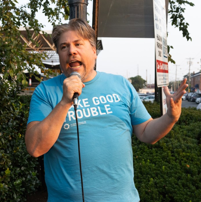 They say no to ICE! ... the inhabitants of Port Washington illuminate a sea of darkness