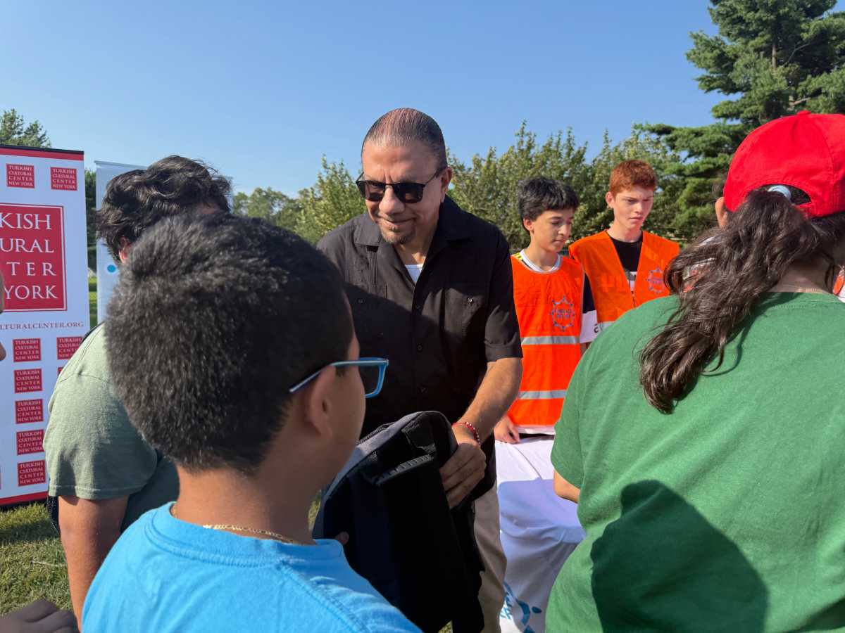Vice President Ramos gave school backpacks and organized community concert in Roberto Clemente Park