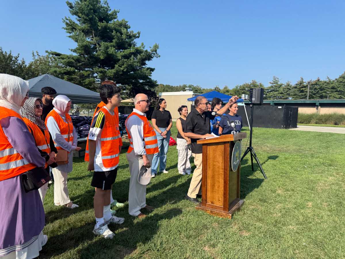 Vice President Ramos gave school backpacks and organized community concert in Roberto Clemente Park