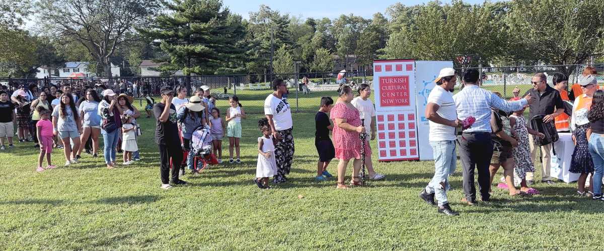 Vice President Ramos gave school backpacks and organized community concert in Roberto Clemente Park