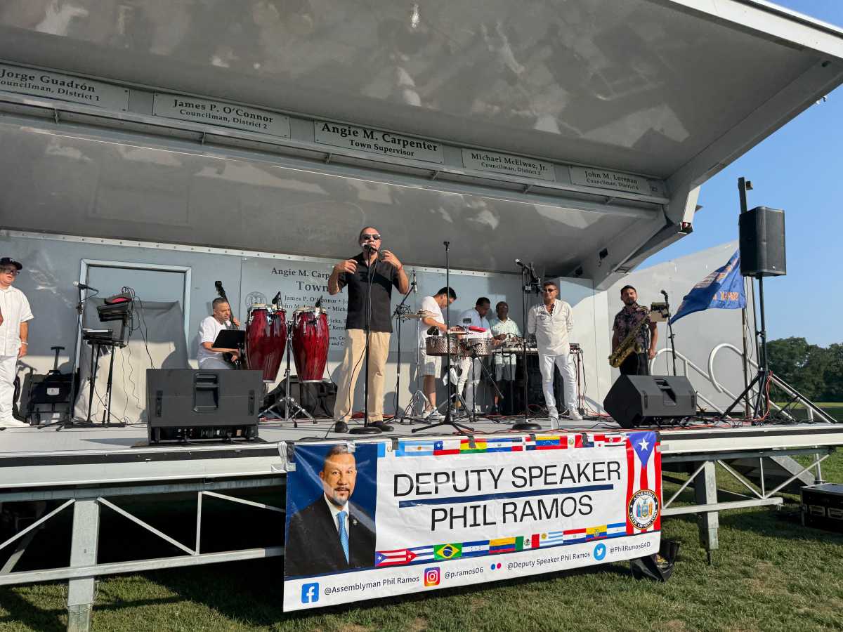 Vice President Ramos gave school backpacks and organized community concert in Roberto Clemente Park