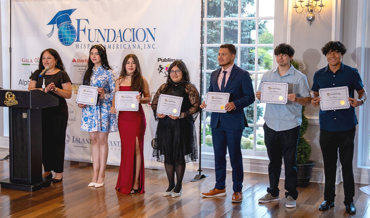 Hispano -American Foundation gives scholarships to outstanding students of the community