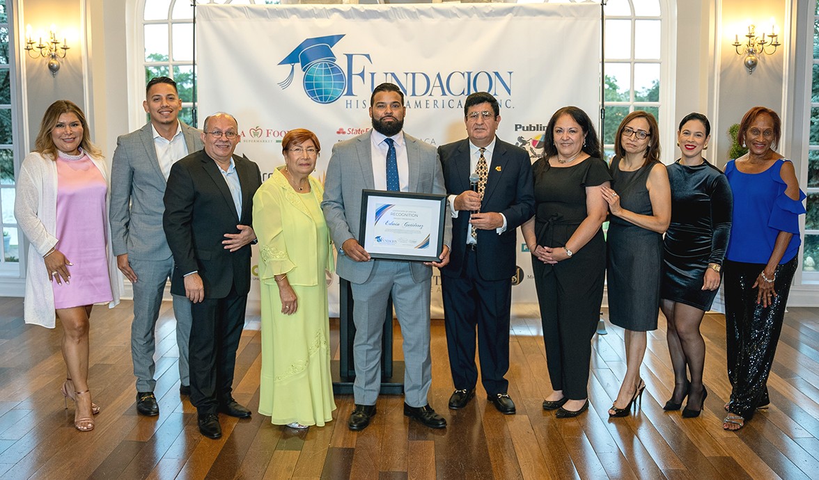 Hispano -American Foundation gives scholarships to outstanding students of the community