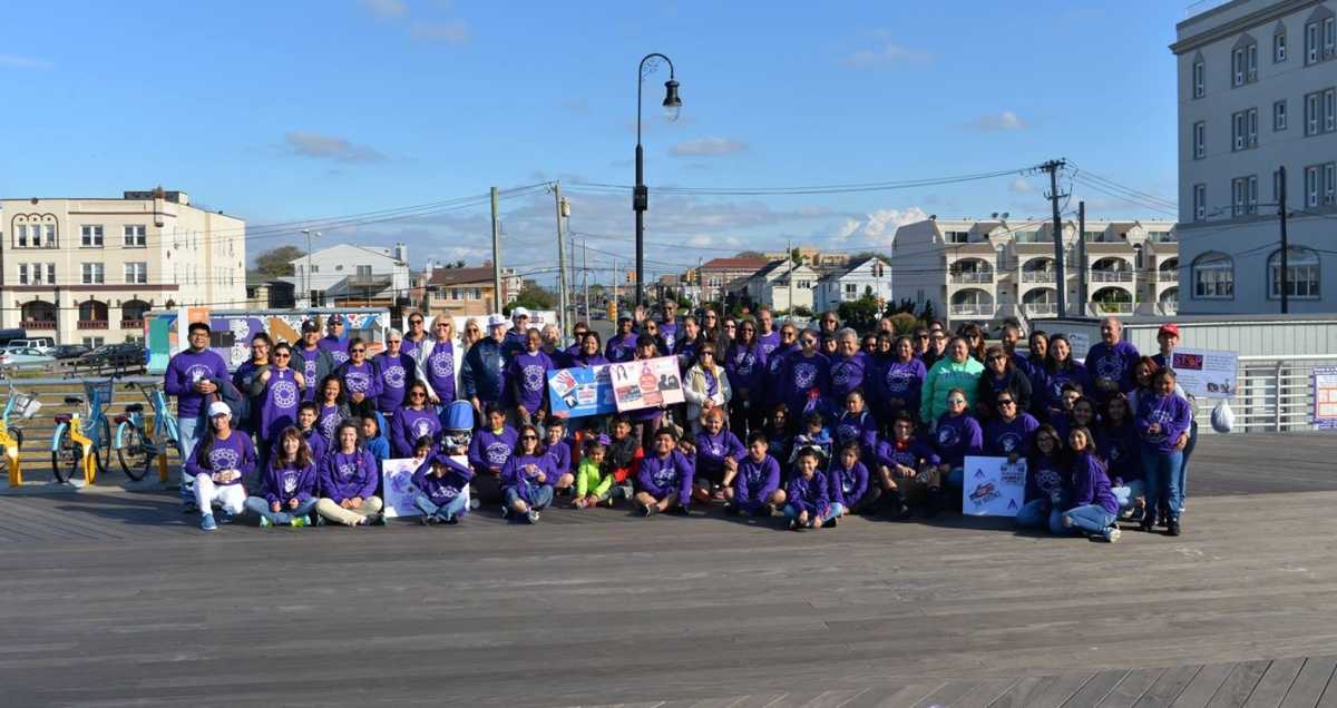 Hispanidity circle organizes walking in Long Beach to end domestic violence
