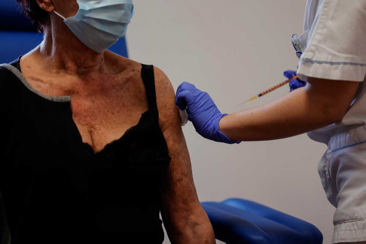 FDA approves new anticovid vaccines but limits them to population with health risks