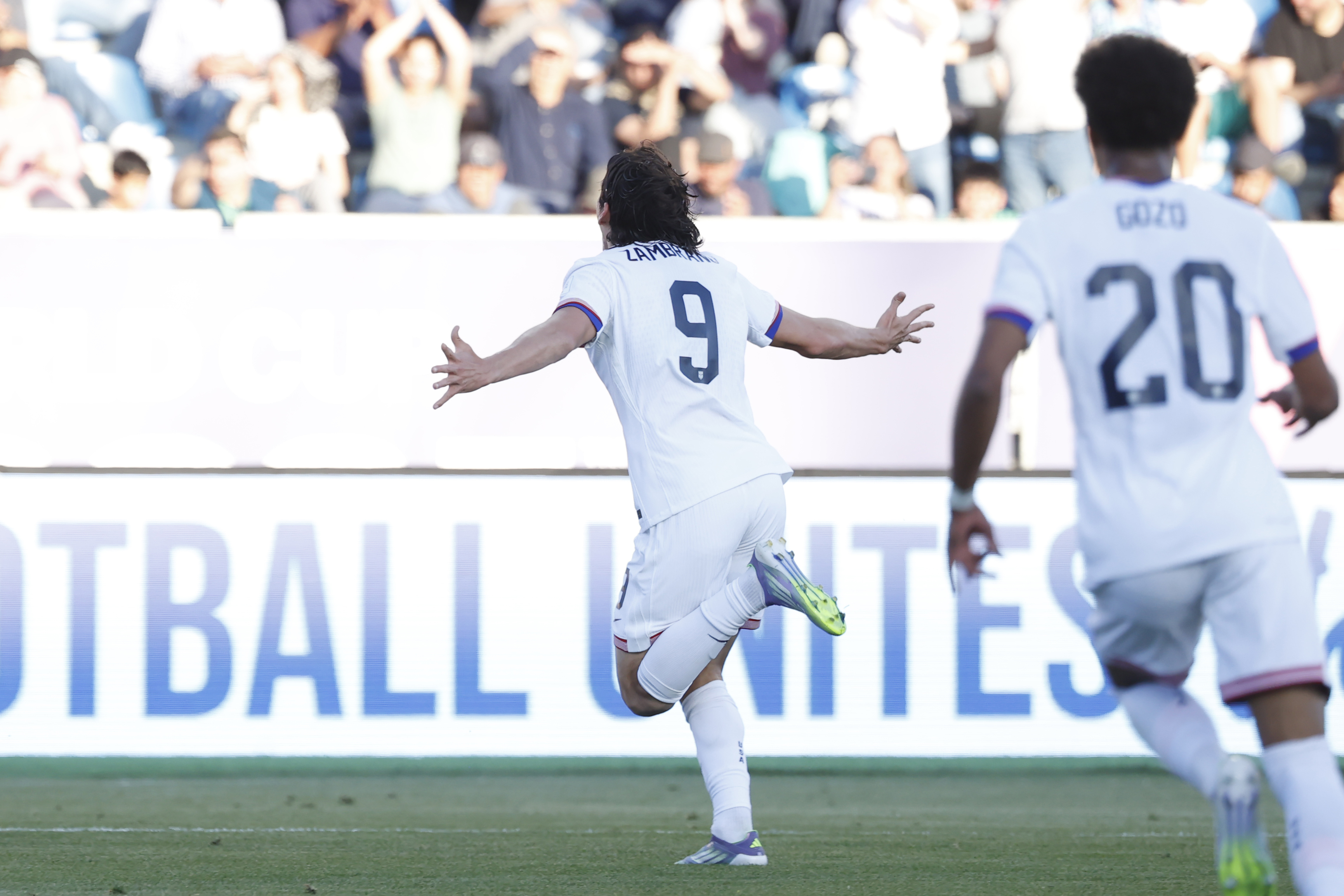 The United States thrashes France 3-0 and advances to the 8th. in the U-20 World Cup