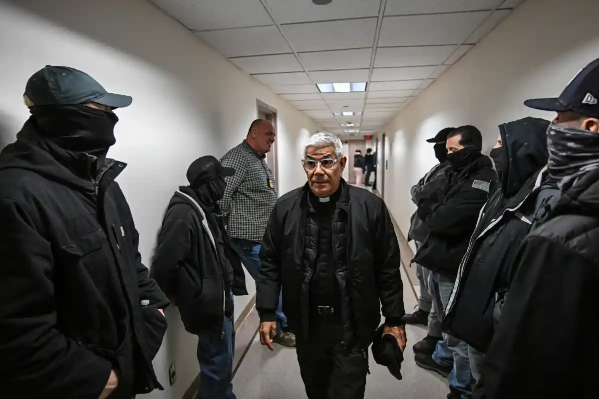 “Take me”: Father Fabián Arias makes the defense of immigrants against deportation personal