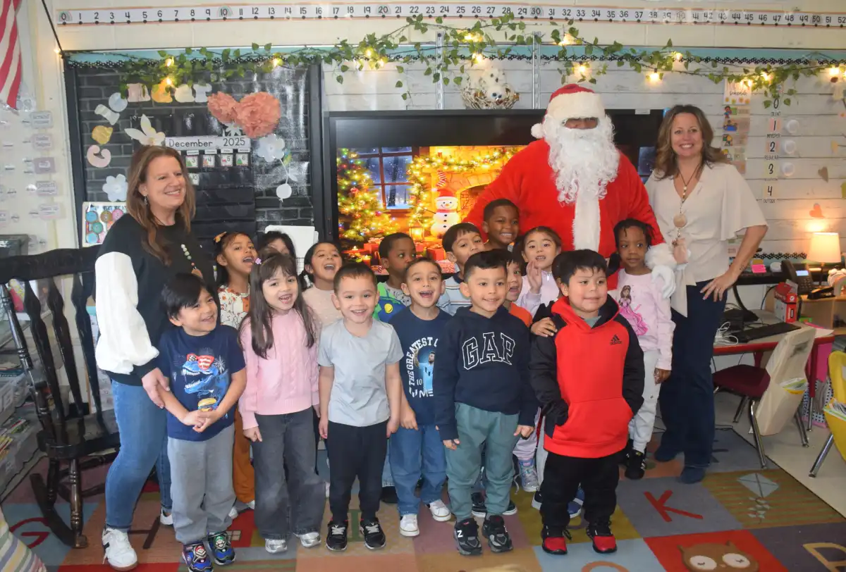 Santa Claus thrills in surprise visit to Amityville elementary students