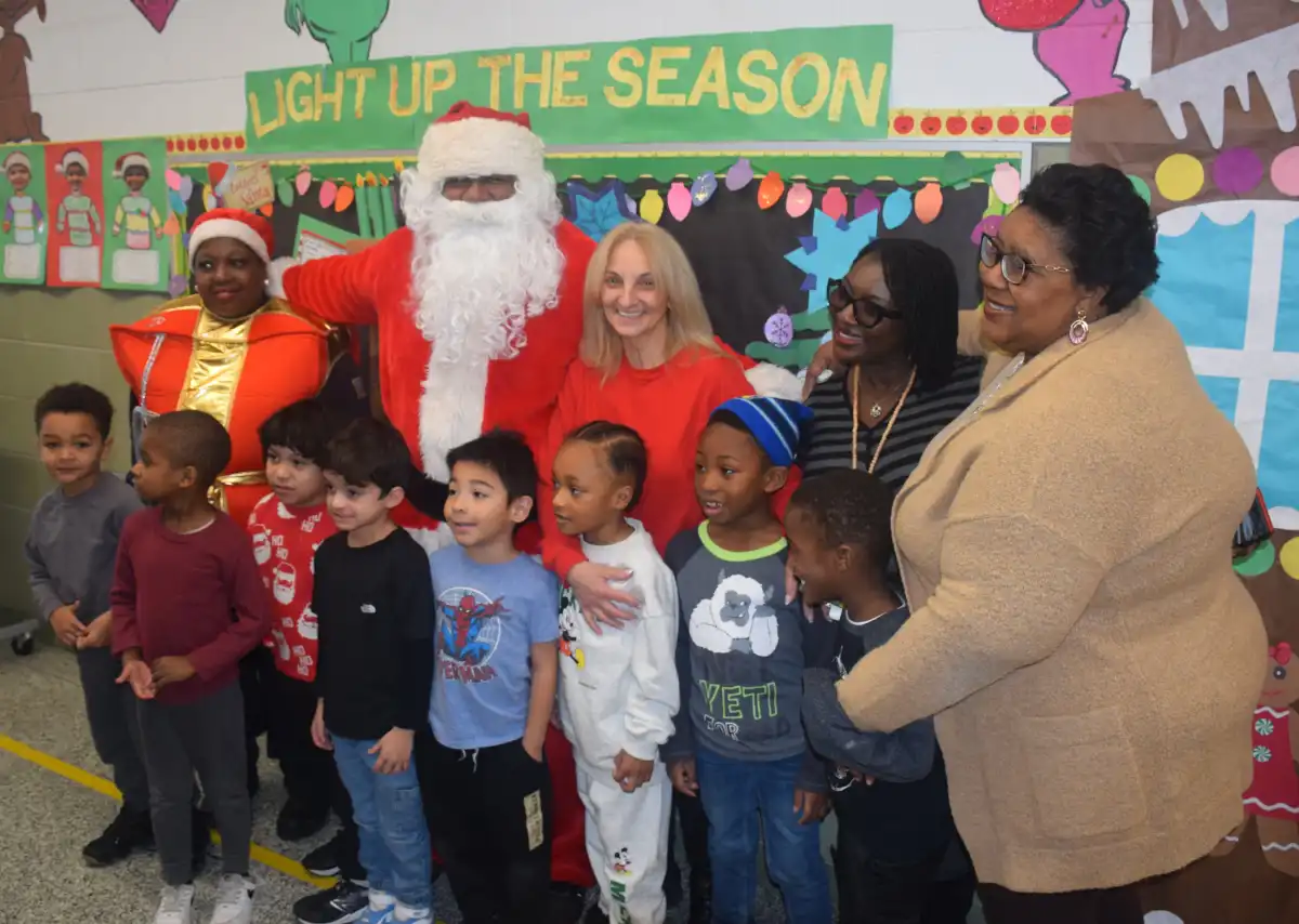 Santa Claus thrills in surprise visit to Amityville elementary students