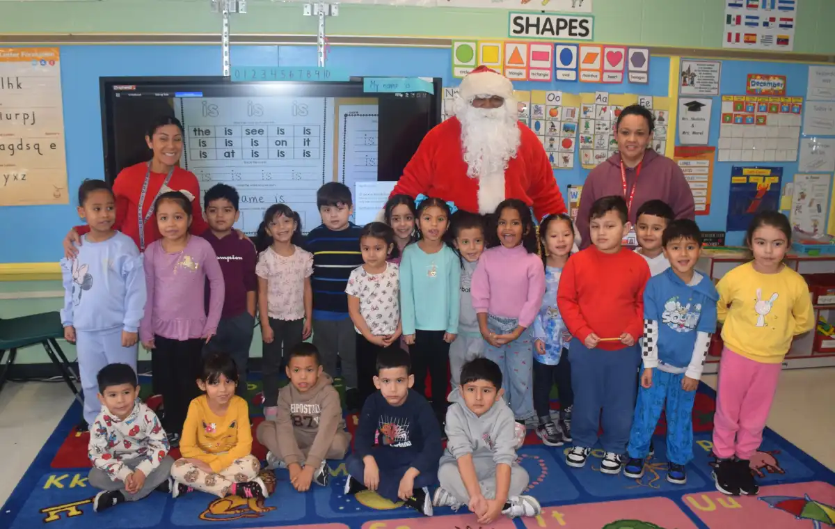 Santa Claus thrills in surprise visit to Amityville elementary students