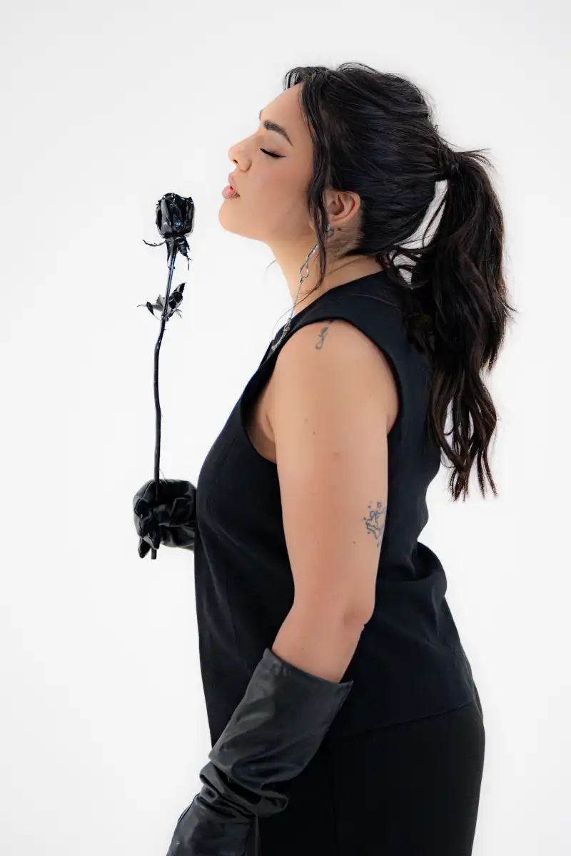 Ángela Leiva merges Argentina and Tex-Mex in the relaunch of her classic “Amiga Traidora”