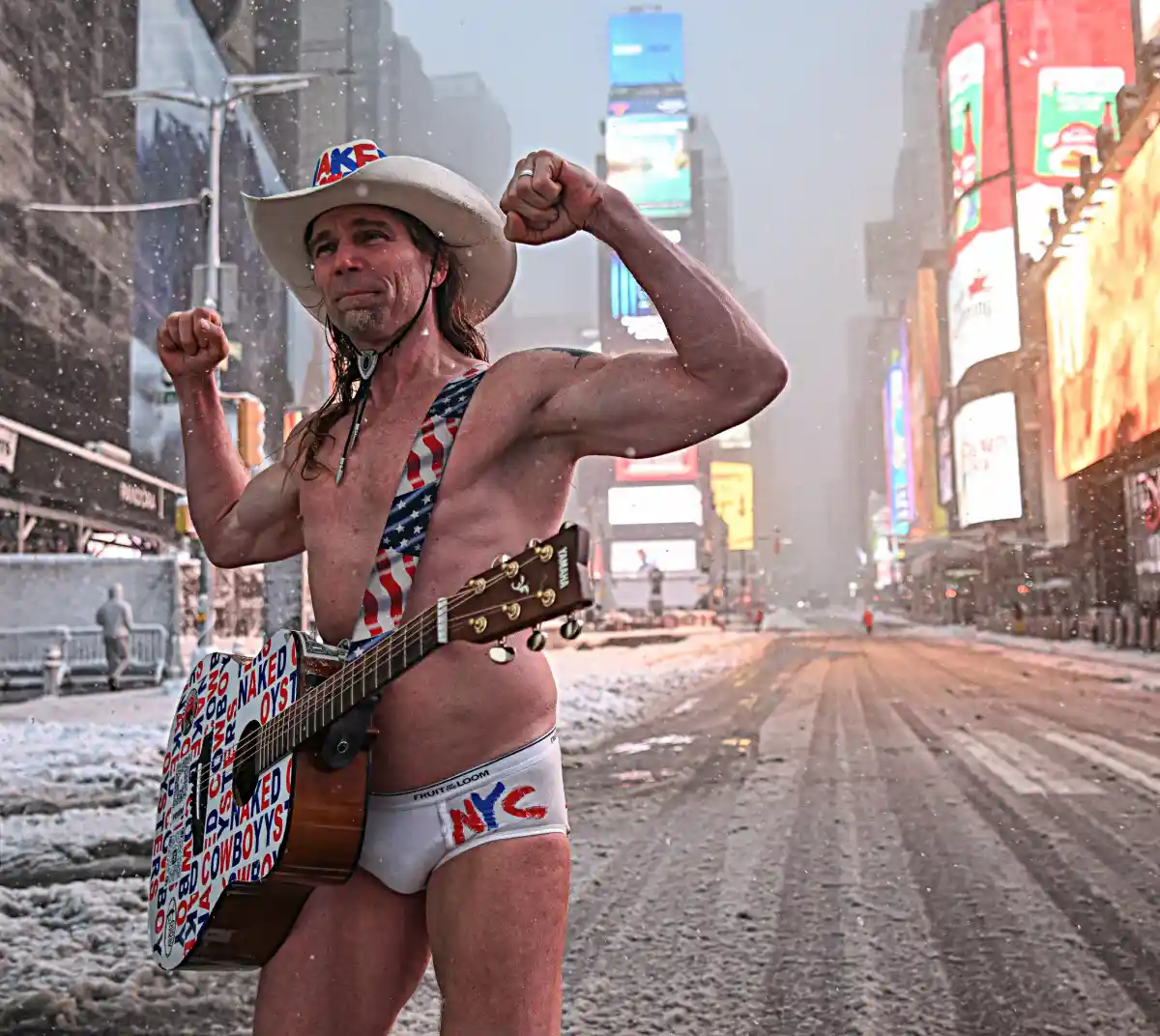 Storm in New York: the “Naked Cowboy” turns the extreme cold into a spectacle