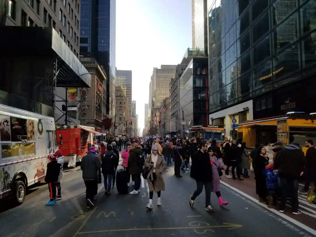 Christmas in Midtown Manhattan: Fifth Avenue and other streets free of cars this weekend