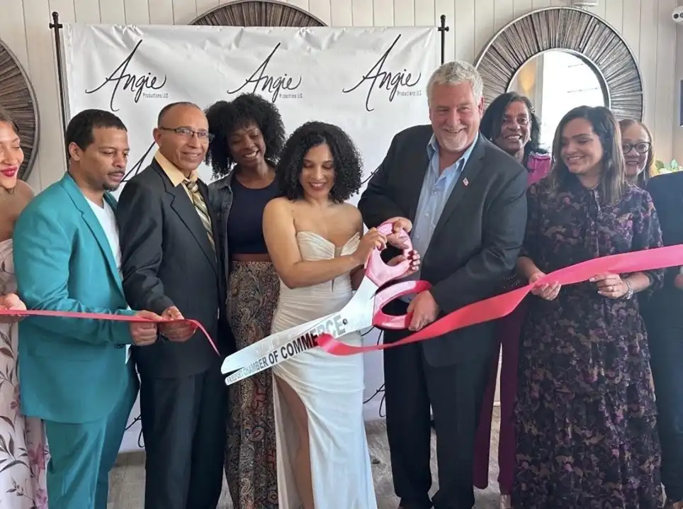 Dominican journalist and producer leads free mentoring initiative for young people
