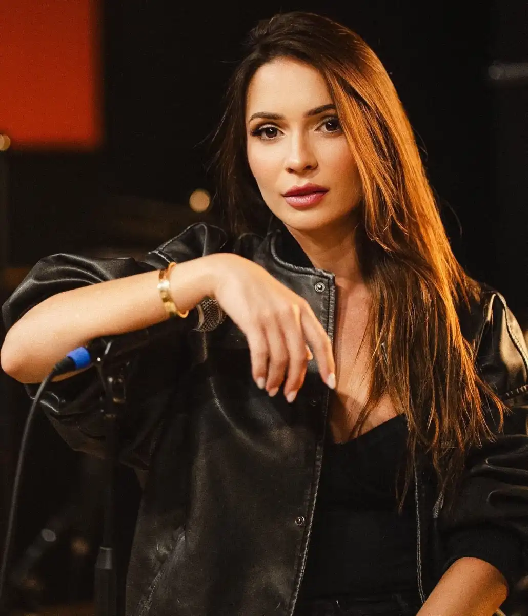 Diana Fuentes reveals her new musical story in Flores y Fuego