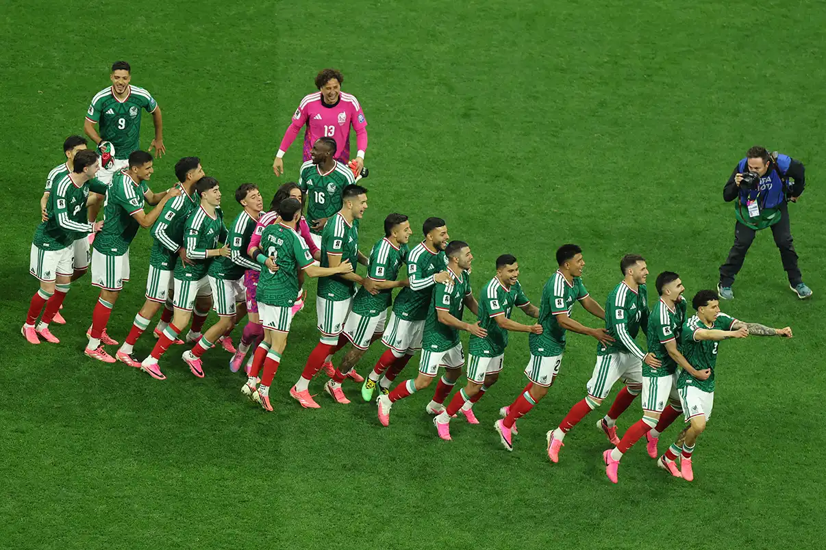 Beautiful and beloved Mexico qualifies with authority for the round of 16 of the World Cup