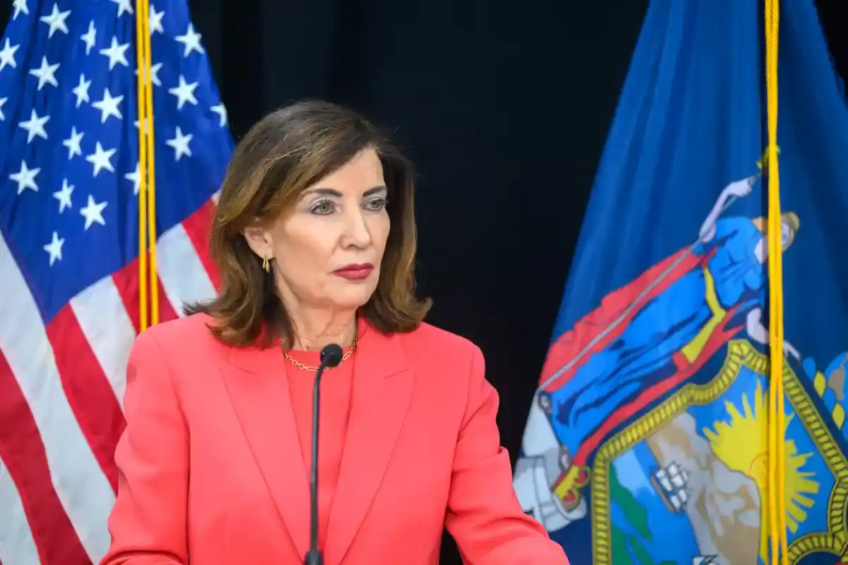 Hochul appeals to Trump over TPS and warns that “hundreds of essential employees” could lose their jobs