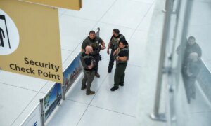ICE detains a Venezuelan immigrant at the airport after the end of TPS