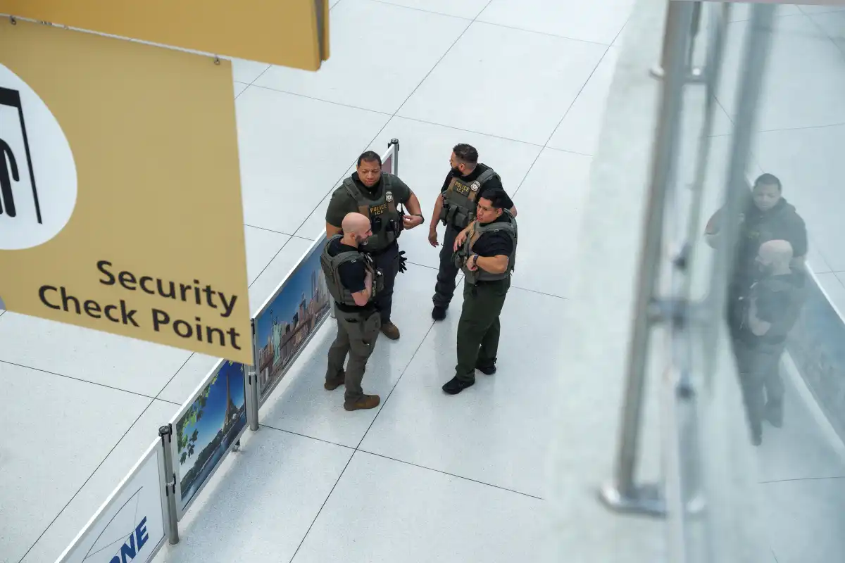ICE detains a Venezuelan immigrant at the airport after the end of TPS