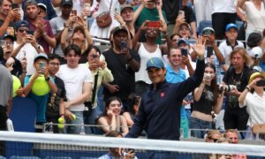 Federer lights up New York and beats Roddick again in emotional exhibition