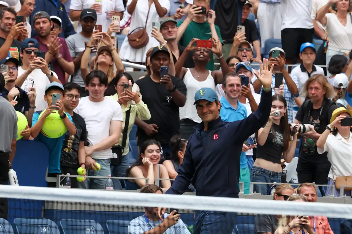 Federer lights up New York and beats Roddick again in emotional exhibition