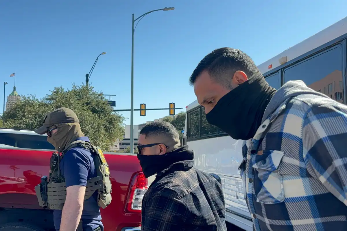 Survey shows Hispanics' rejection of deportations and asks for support from immigrants