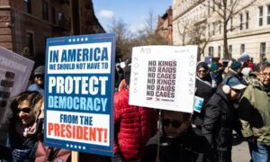 They launch the SinReyes.org website and call on Latinos to go out and vote