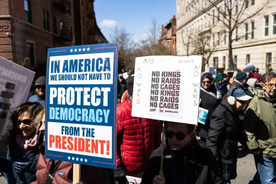 They launch the SinReyes.org website and call on Latinos to go out and vote